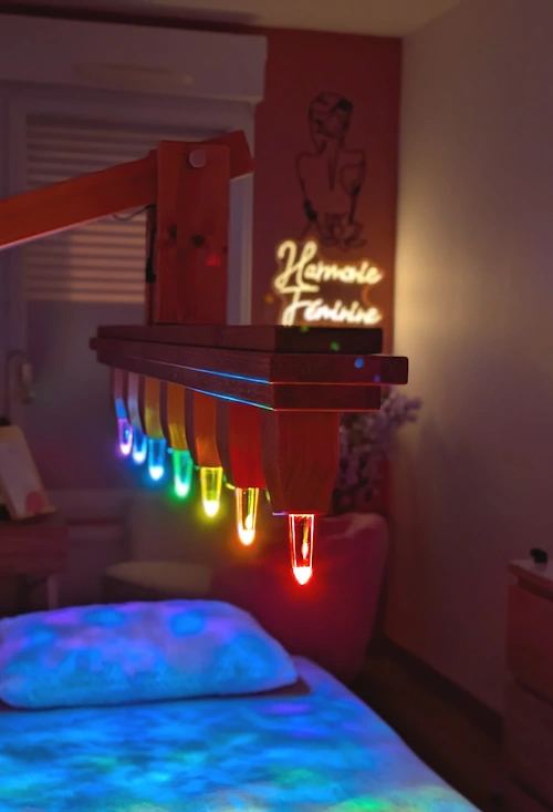 Soin énergétique avec lit de cristal pour un rééquilibrage des chakras et une immersion énergétique complète.